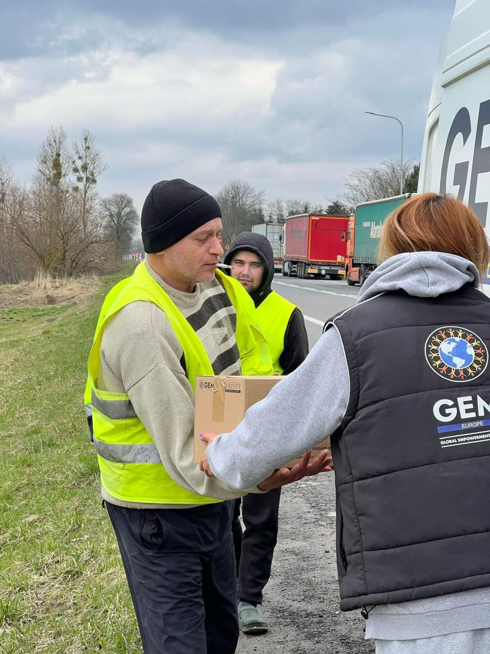 Заблокованим на кордоні з Польщею водіям передали дві тисячі продуктових наборів - 2 - зображення